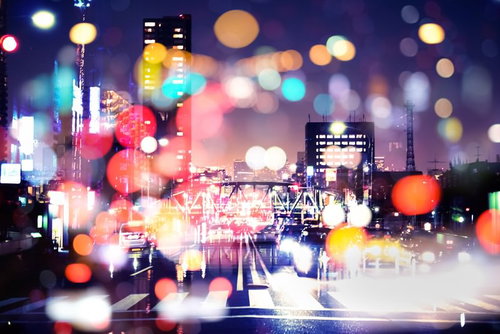 眠らない街を彩るネオン光のフォトモンタージュ