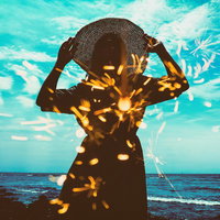 麦わら帽子の女性と線香花火の想い出（フォトモンタージュ）の写真