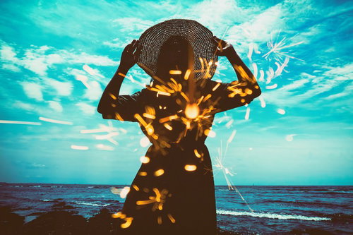 麦わら帽子の女性と線香花火の想い出（フォトモンタージュ）