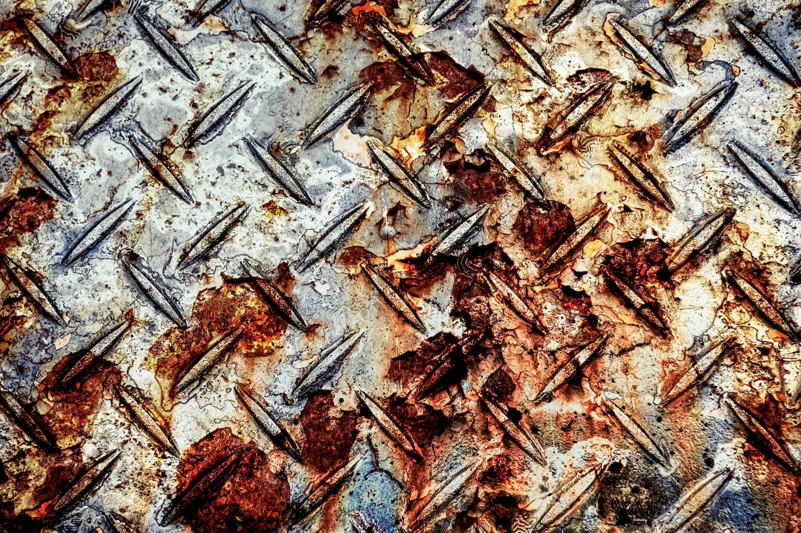 赤茶色の錆が付いたスチール製足場の格子状構造