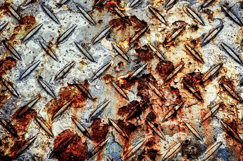 赤錆が浮き出たスチール足場の格子構造