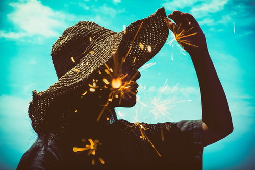 麦わら帽子と線香花火が重なる暑い日差しのフォトモンタージュ