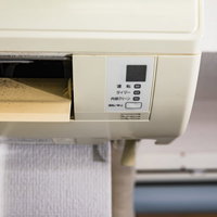 汚れた屋内エアコンのフィルターの写真