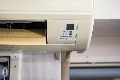 汚れた屋内エアコンのフィルター