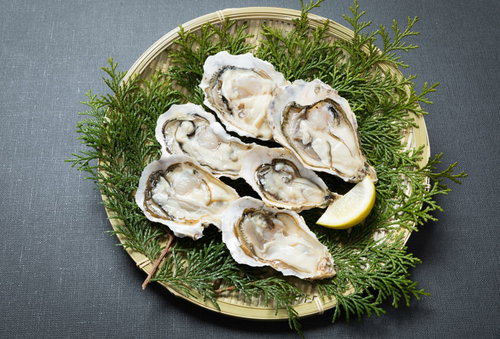 殻付きの恵比須牡蠣の盛り合わせ