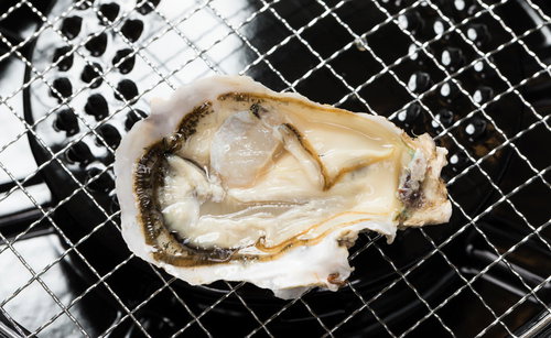 網焼きされるのを待つ恵比須牡蠣と生かき