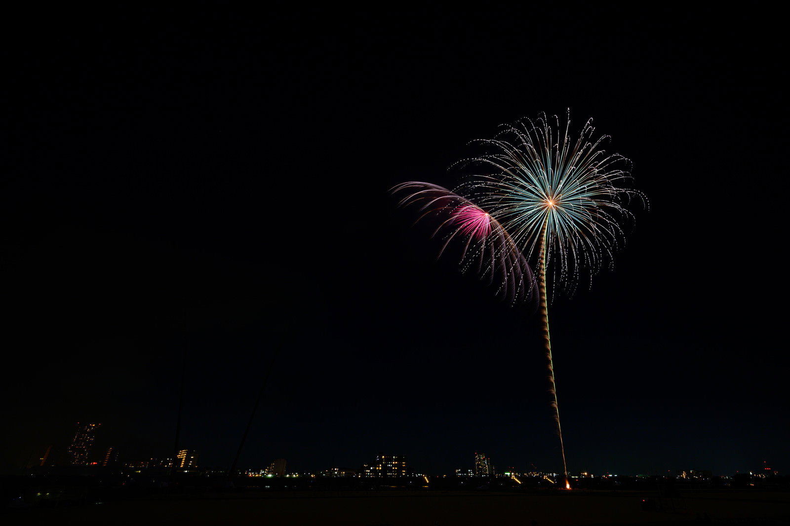 夜空に大玉の花火が放射状に広がる