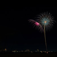 打上から爆発までの光跡の花火大会の写真