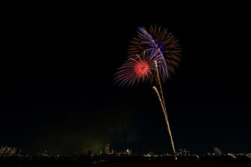 バシュン ヒュルルル ポン（打上花火）夜空に色とりどりの光が放射状に広がる