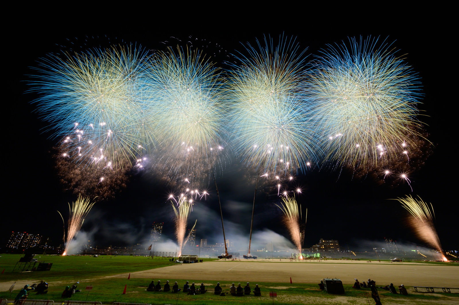 夜空に色とりどりのスターマインが連続で打ち上げられる江戸川区花火大会の様子