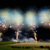 江戸川区花火大会で連続打ち上げされるスターマインの写真