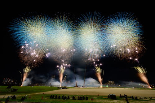 江戸川区花火大会で連続打ち上げされるスターマイン