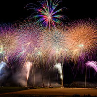 江戸川区花火大会のフィナーレで一斉に打ち上がるスターマインの写真