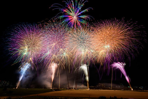 江戸川区花火大会のフィナーレで一斉に打ち上がるスターマイン