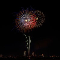 ポン ポン ポン と打ち上がる花火大会の夜空の写真