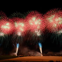 鮮やかに咲くスターマイン花火の写真