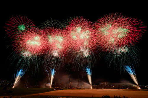 鮮やかに咲くスターマイン花火
