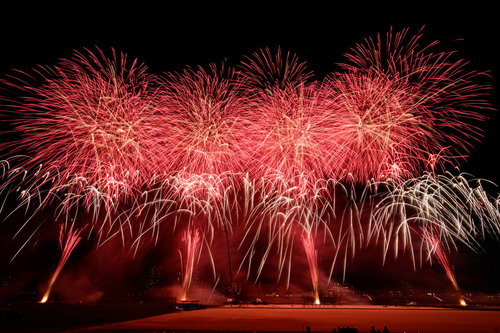 夜空を赤く染める迫力のあるスターマインの花火