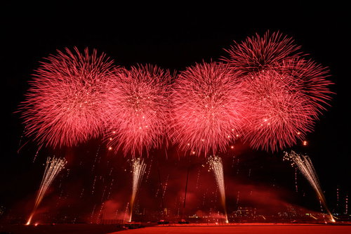 赤い光が夜空を染める江戸川区花火大会のスターマイン