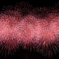 迫力満点のスターマインと夜空の打ち上げ花火の写真