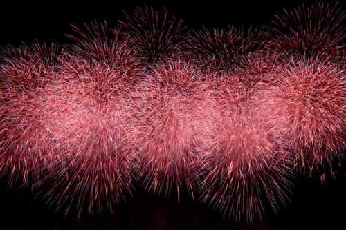迫力満点のスターマインと夜空の打ち上げ花火