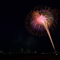 ヒュルルルルと夜空に打ち上がる色とりどりの花火の写真