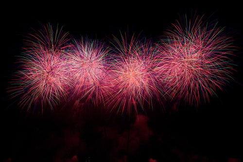 紫色に弾ける打上花火、江戸川区花火大会のスターマイン