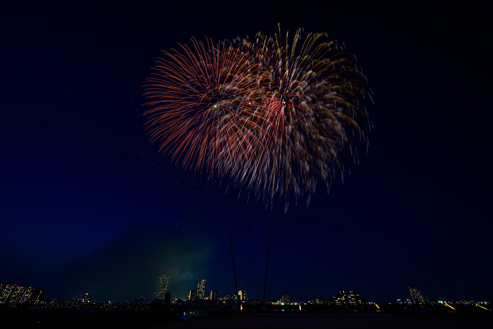 暗い夜空に色とりどりの光を放つ大きな打ち上げ花火