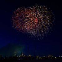 江戸川区で打ち上がる夏の打上花火大会の夜空の写真