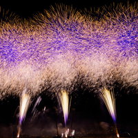 大迫力の連射連発花火が夜空に炸裂（江戸川区花火大会）の写真