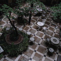 五反田ヒルズの吹き抜け空間に設置された円形テーブルの写真