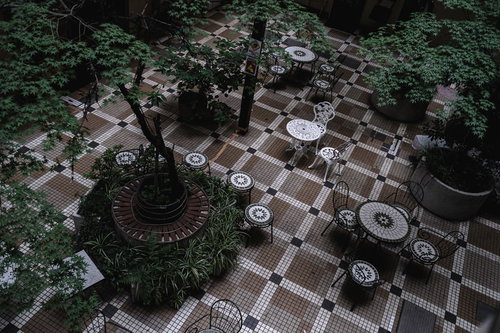 五反田ヒルズの吹き抜け空間に設置された円形テーブル