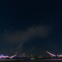 江戸川区花火大会の仕掛け花火に点火する瞬間の写真