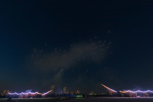 江戸川区花火大会の仕掛け花火に点火する瞬間