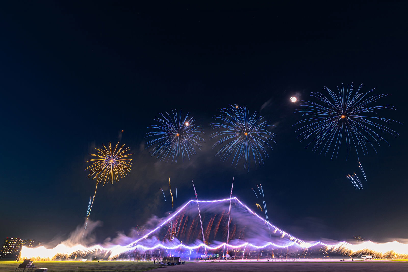 夜空に大きく広がる江戸川区花火大会の仕掛け花火