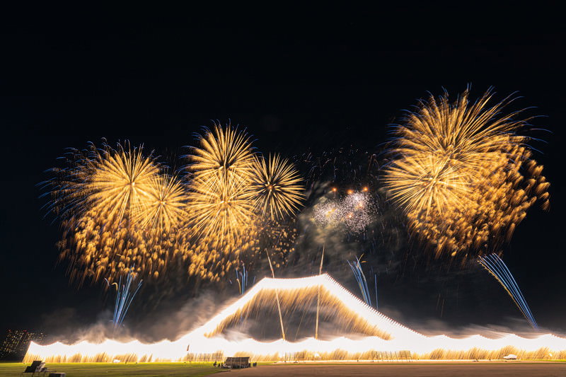江戸川区花火大会の打ち上げ花火(出典: フリー素材ぱくたそ)