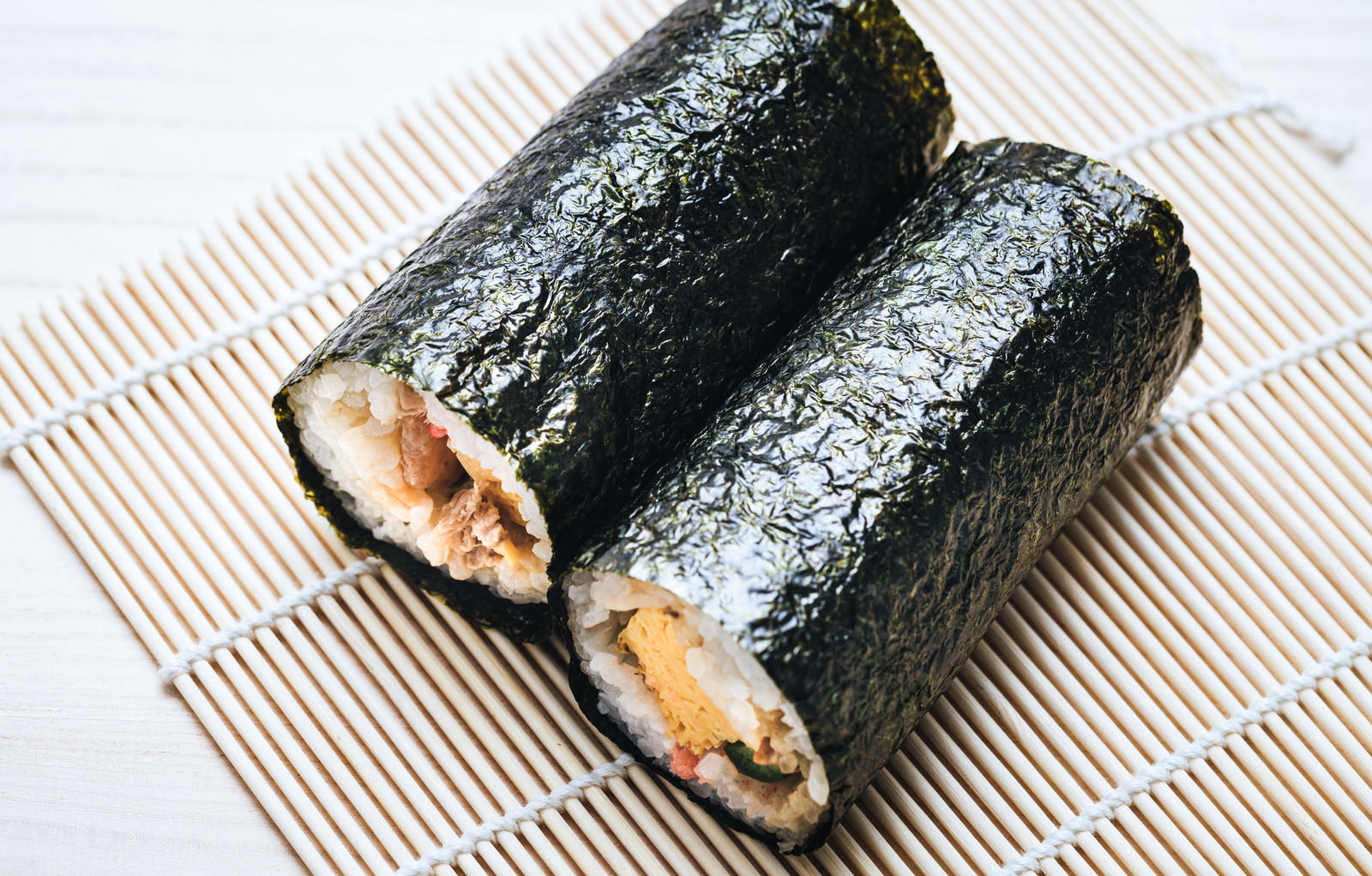 竹の皿に並べられた2本の恵方巻