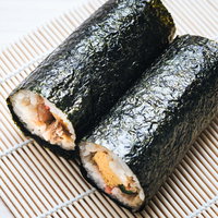 節分の時に食べる恵方巻と海苔巻、竹の皿に盛り付けた和食の写真