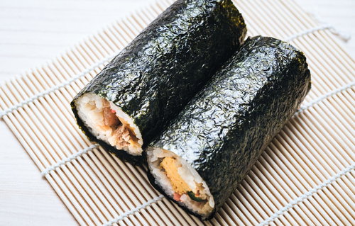 節分の時に食べる恵方巻と海苔巻、竹の皿に盛り付けた和食