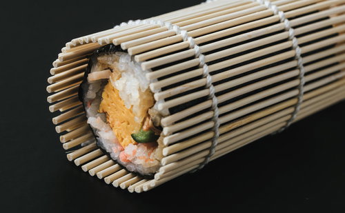 竹製の巻き簾の上に置かれた海苔巻と太巻き