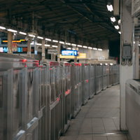 京急線の駅ホームに設置されたホームドアと白い電車の写真