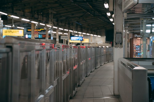 京急線の駅ホームに設置されたホームドアと白い電車