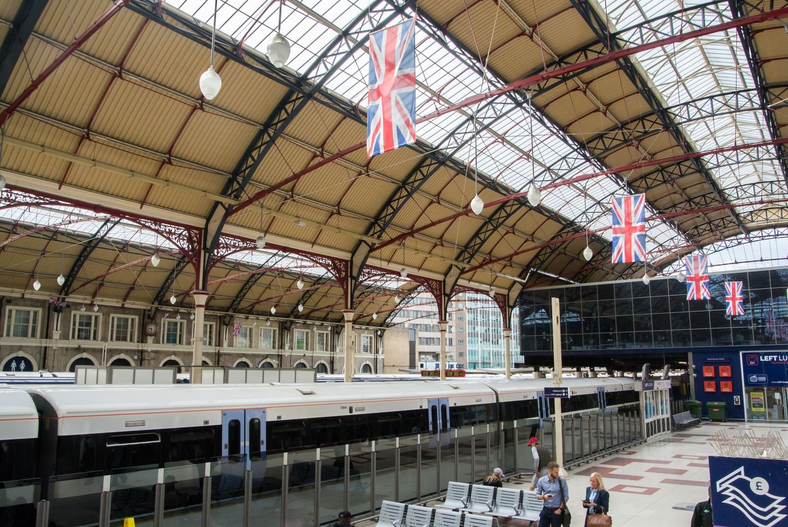ユニオンジャックが飾られたイギリスの鉄道駅ホーム