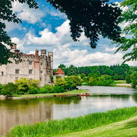 緑に囲まれたリーズ城と湖の写真