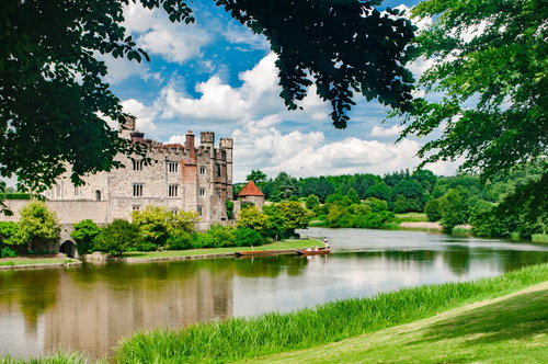 緑に囲まれたリーズ城と湖