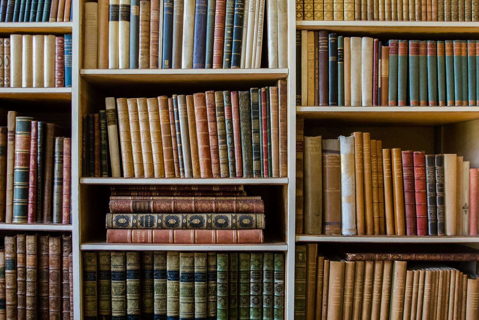 古書が並ぶ図書館の本棚