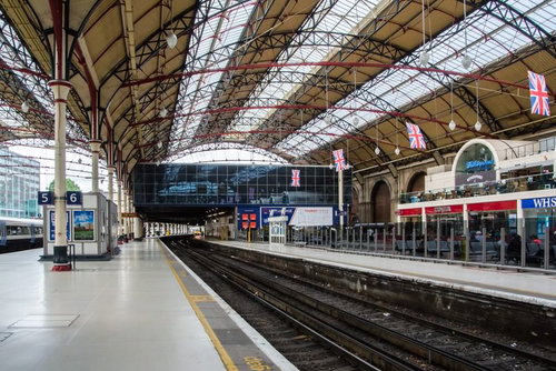 ロンドンのユーストン駅プラットホームの赤と黒の鉄骨アーチ天井