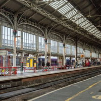 イギリスの石造りの町並みと通りの写真