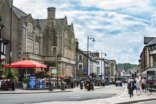 ウィンダミアの湖畔の街並み、石造りの歴史的建物とカフェ