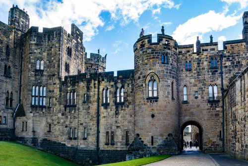 イギリスの歴史的な城跡 アニック城 石造りの壁と塔